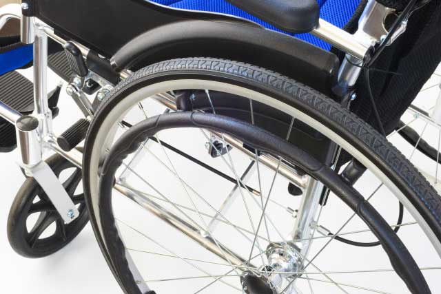 車椅子からの転倒を防止する、前後安心車いす「転ばなイス」 | 介護 