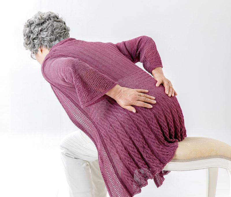 腰痛の高齢者女性